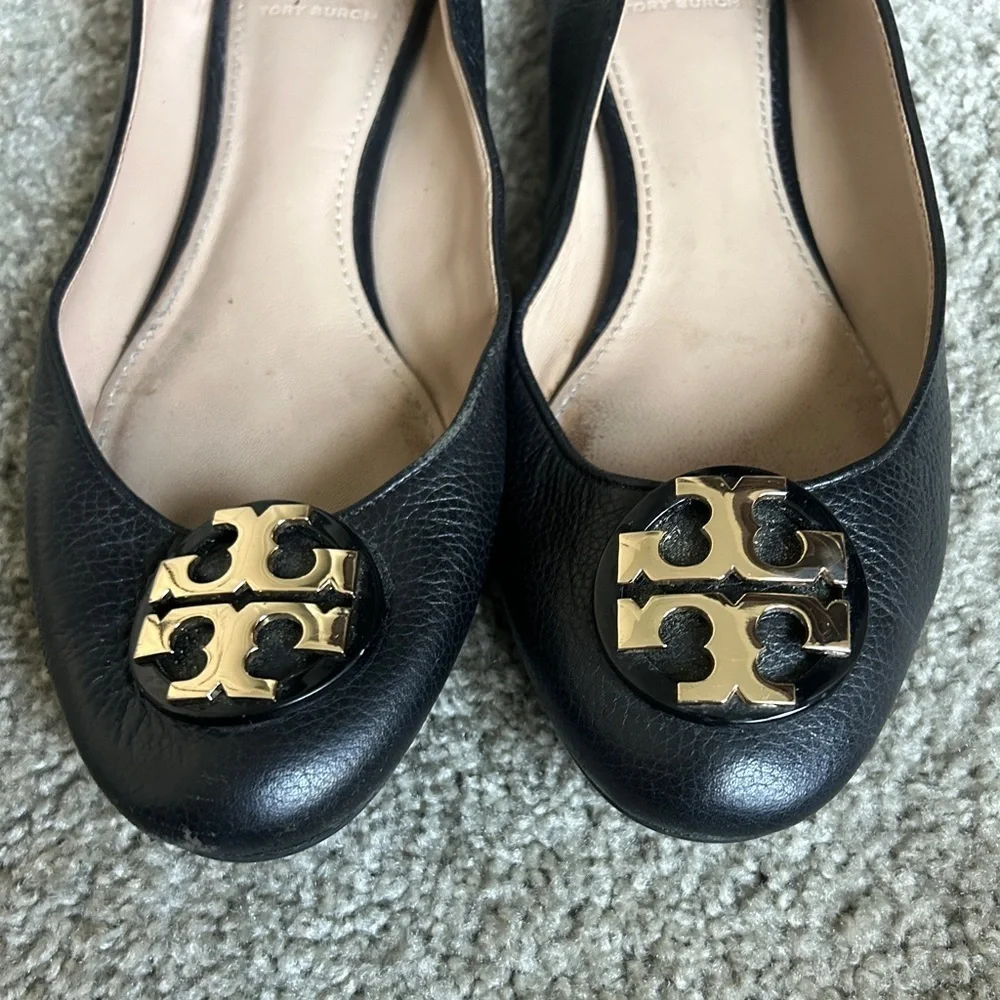 TORY BURCH Signature Logo Black Leather Ballet Flats, Slipon women’s travel shoe